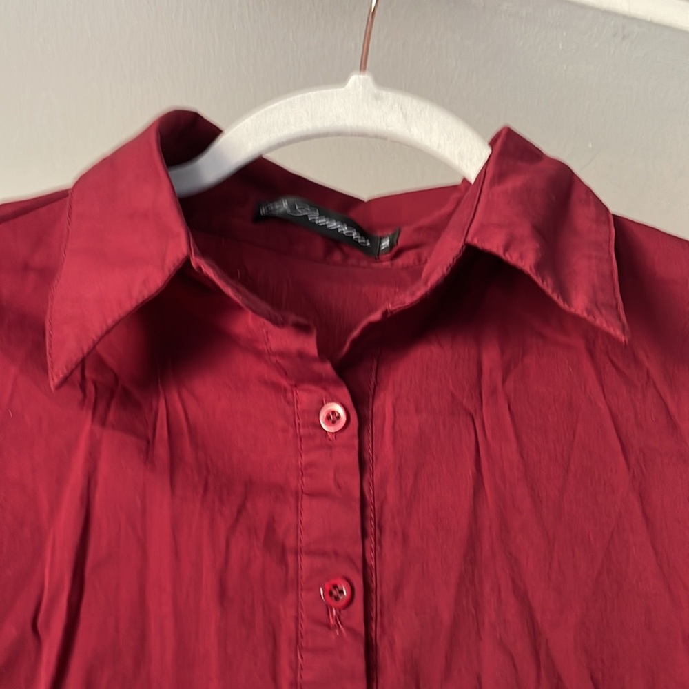 3/$12 🌻 Maroon short sleeved button down shirt, women medium. - Picture 3 of 6